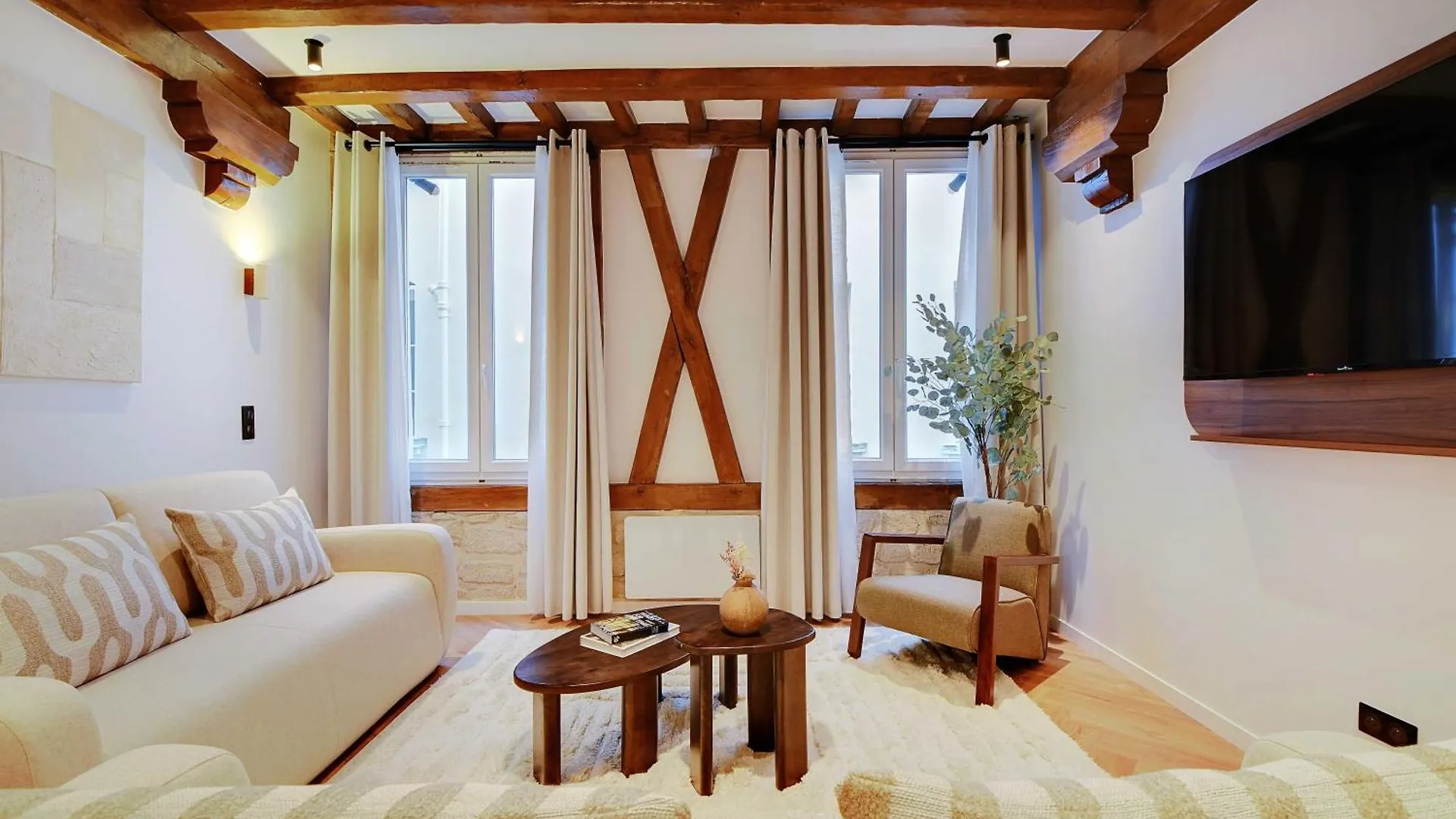 Luxury In The Heart Or Paris-Notre Dame Apartment